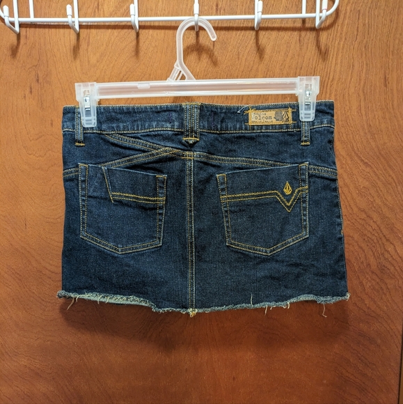 Volcom Brand Denim Mini Skirt Dark Wash Size 5 - Picture 2 of 5